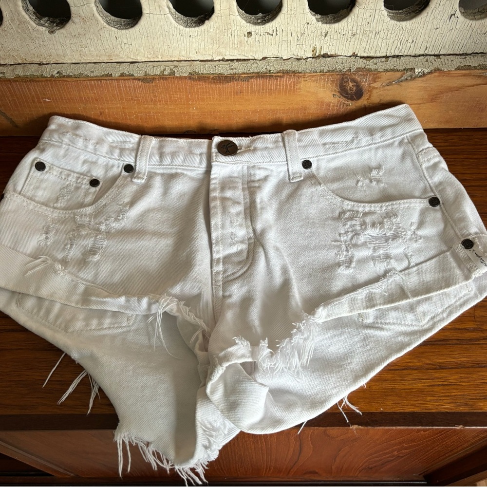 One by Oneteaspoon Bandits, White Denim Shorts size 28